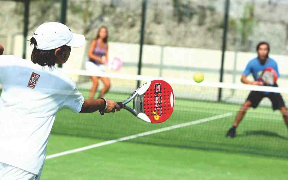 Pourquoi le padel ne se joue pas en simple ?