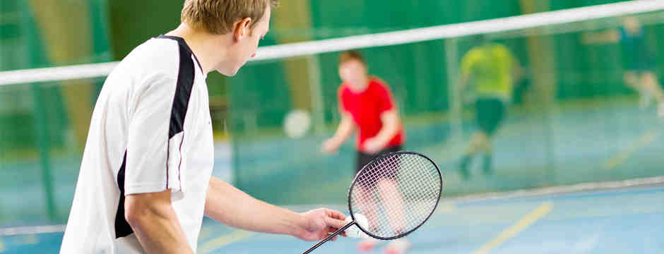 Quelles sont les dimensions d'un terrain de badminton en simple ?