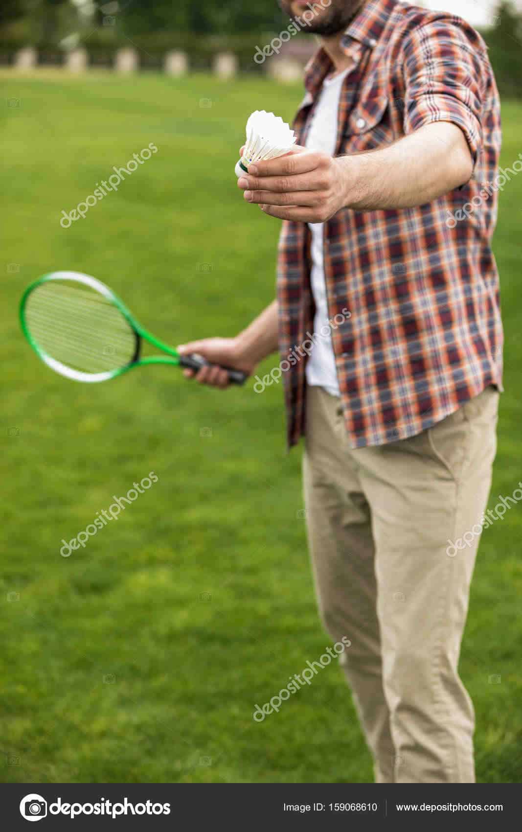 Quelles sont les dimensions d'un terrain de badminton en simple ?