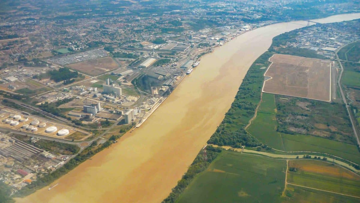 Quel fleuve traversé la capitale régionale de l'Aquitaine ?