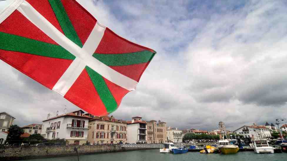 Quelle est la couleur de la croix basque ?