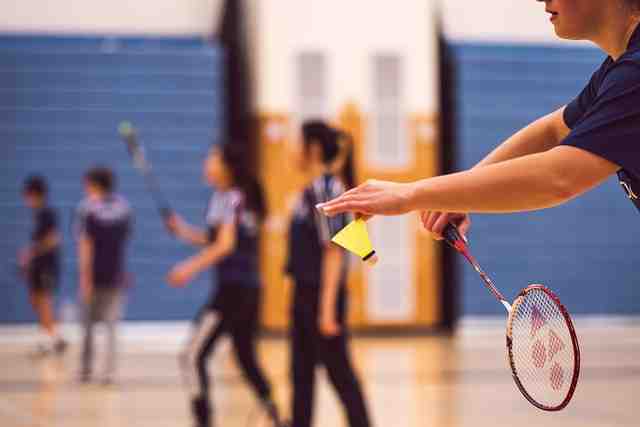 Comment servir en simple au badminton ?